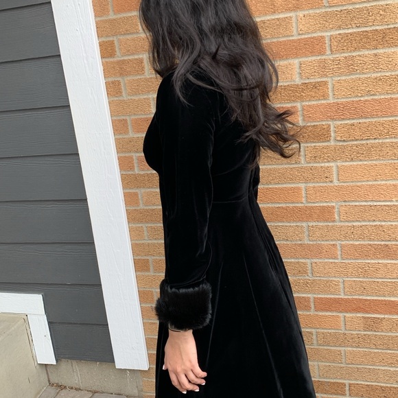 Vintage Black Velvet Fur Trimmed Cocktail Dress by Bernie Bee - Picture 11 of 16